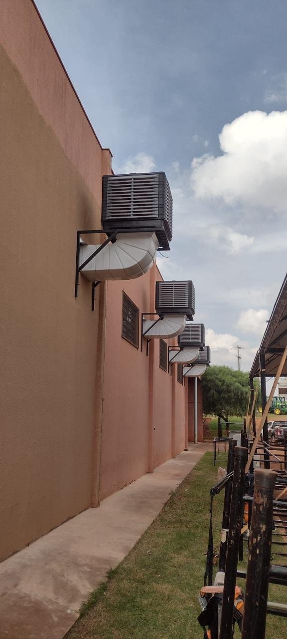 Instalação — fachada com múltiplos climatizadores